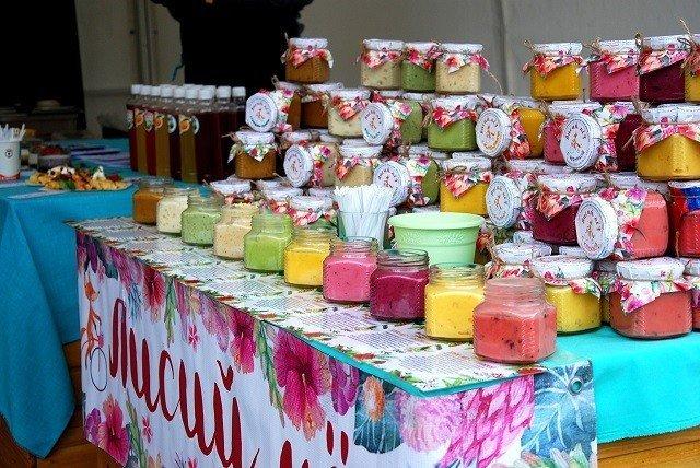 Выбор вкусняшек на шикарнейшем маркете можете заценить сами